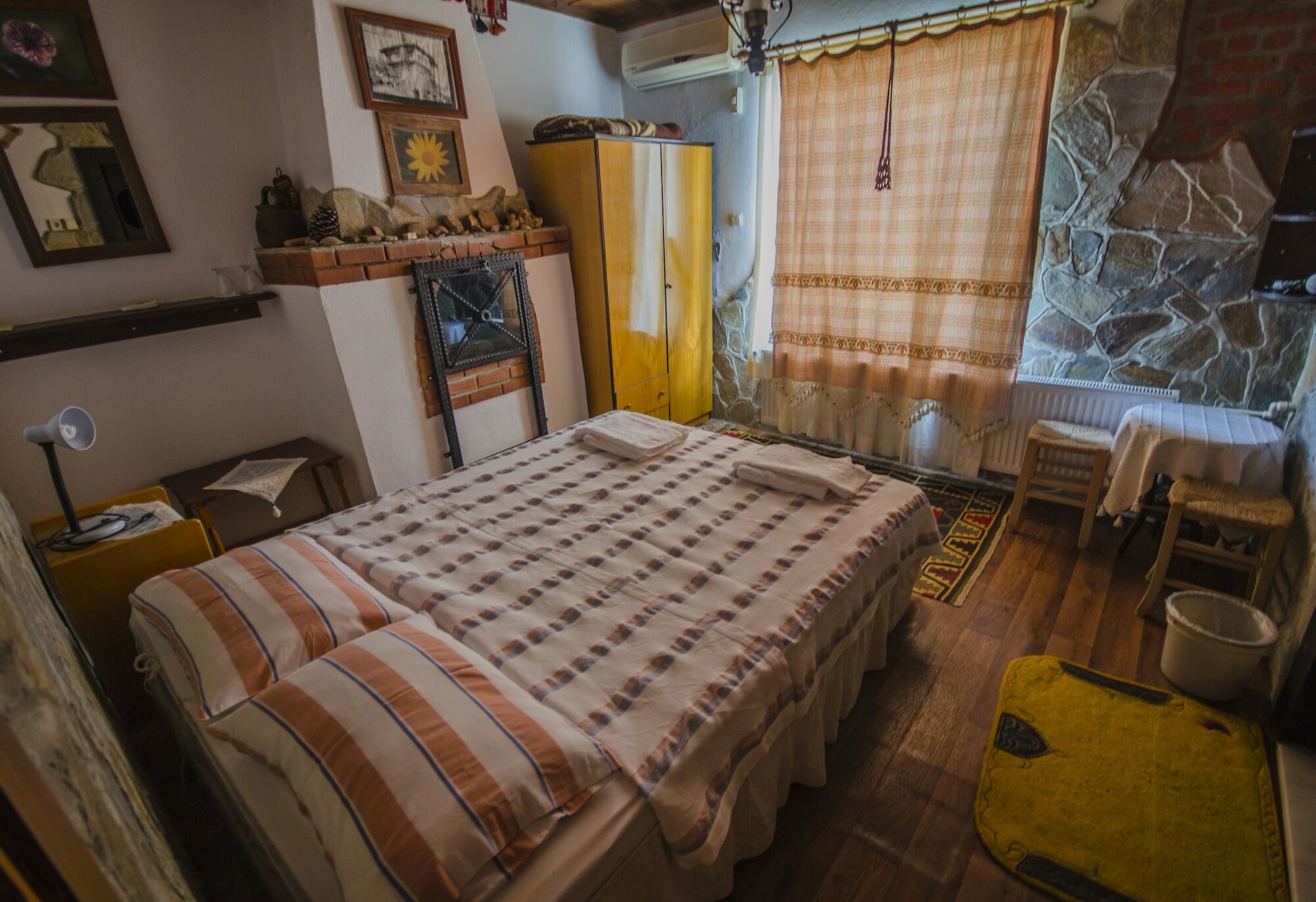 Agora Gazde/Camere de închiriat *